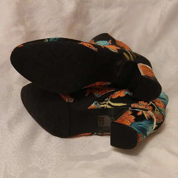 J. Renee embroidered booties Sz 7.5 🧳 - Picture 7 of 8